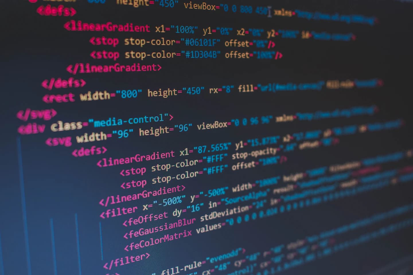 HTMLとSVGのコードが表示された開発画面の実写写真
