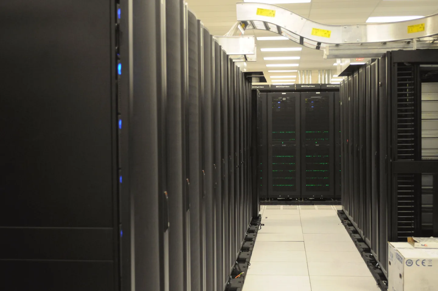 NERSCのデータセンターに並ぶサーバーラックの実写